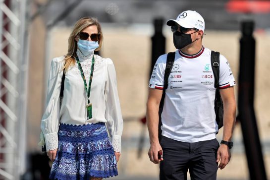 (L to R): Tiffany Cromwell (AUS) Professional Cyclist with her boyfriend Valtteri Bottas (FIN) Mercedes AMG F1.
19.11.2021 Formula 1 World Championship, Rd 20, Qatar Grand Prix, Doha, Qatar, Practice Day.
- www.xpbimages.com, EMail: requests@xpbimages.com © Copyright: Moy / XPB Images