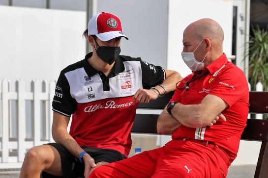 (L to R): Antonio Giovinazzi (ITA) Alfa Romeo Racing with Jock Clear (GBR) Ferrari Engineering Director.
20.11.2021. Formula 1 World Championship, Rd 20, Qatar Grand Prix, Doha, Qatar, Qualifying Day.
- www.xpbimages.com, EMail: requests@xpbimages.com © Copyright: Moy / XPB Images