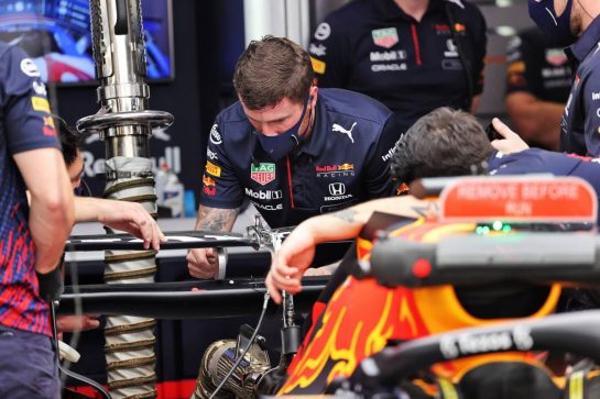 Red Bull Racing mechanics work on repairing the Red Bull Racing RB16B DRS rear wing actuator of Max Verstappen (NLD).
20.11.2021. Formula 1 World Championship, Rd 20, Qatar Grand Prix, Doha, Qatar, Qualifying Day.
- www.xpbimages.com, EMail: requests@xpbimages.com © Copyright: Batchelor / XPB Images