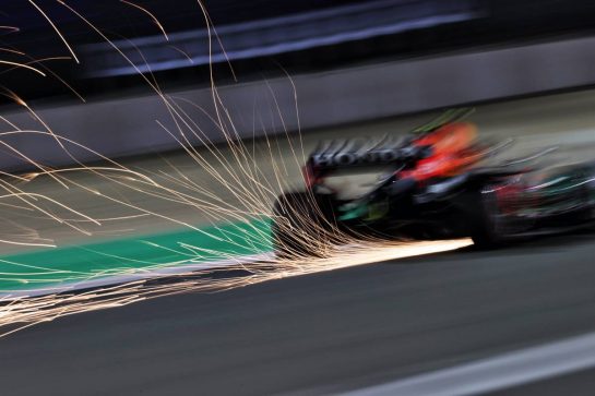Sergio Perez (MEX) Red Bull Racing RB16B sends sparks flying.
20.11.2021. Formula 1 World Championship, Rd 20, Qatar Grand Prix, Doha, Qatar, Qualifying Day.
- www.xpbimages.com, EMail: requests@xpbimages.com © Copyright: Moy / XPB Images