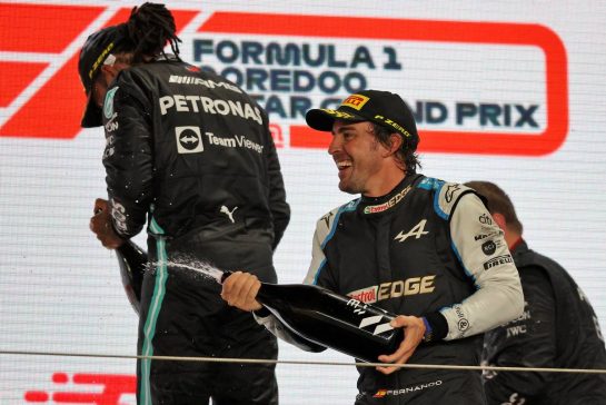 Fernando Alonso (ESP) Alpine F1 Team celebrates his third position on the podium.
21.11.2021. Formula 1 World Championship, Rd 20, Qatar Grand Prix, Doha, Qatar, Race Day.
- www.xpbimages.com, EMail: requests@xpbimages.com © Copyright: Moy / XPB Images