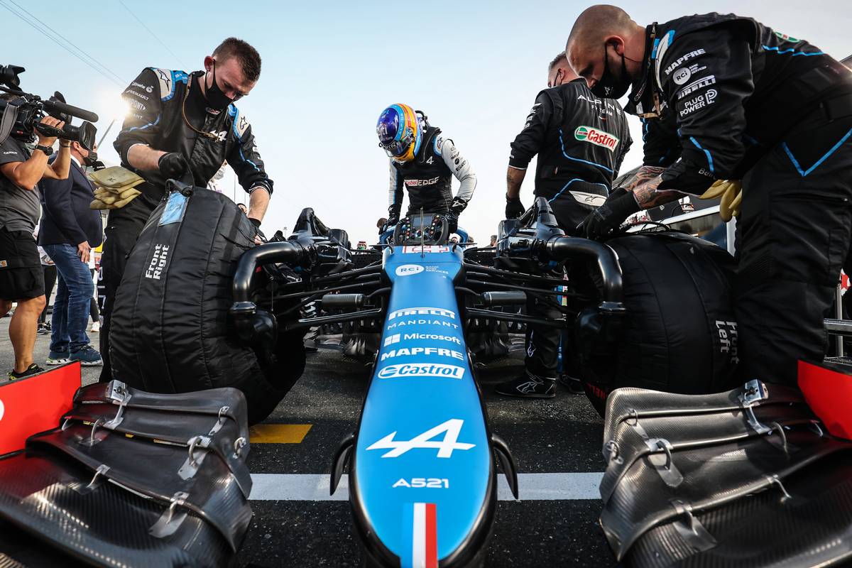 Fernando Alonso (ESP) Alpine F1 Team A521 on the grid. 21.11.2021. Formula 1 World Championship, Rd 20, Qatar Grand Prix, Doha