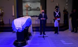 Sir Jackie bids a final farewell to Juan Manuel Fangio