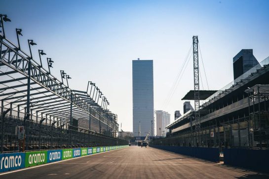 Circuit atmosphere - start / finish straight.
02.12.2021. Formula 1 World Championship, Rd 21, Saudi Arabian Grand Prix, Jeddah, Saudi Arabia, Preparation Day.
- www.xpbimages.com, EMail: requests@xpbimages.com © Copyright: Bearne / XPB Images