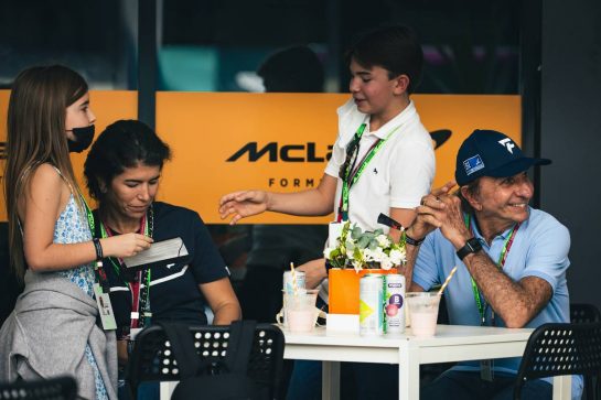Emerson Fittipaldi (BRA) with his wife Rossana Fanucchi (BRA), son Emerson (BRA) and daughter Vittoria Emerson Fittipaldi (BRA).
03.12.2021 Formula 1 World Championship, Rd 21, Saudi Arabian Grand Prix, Jeddah, Saudi Arabia, Practice Day.
- www.xpbimages.com, EMail: requests@xpbimages.com © Copyright: Bearne / XPB Images