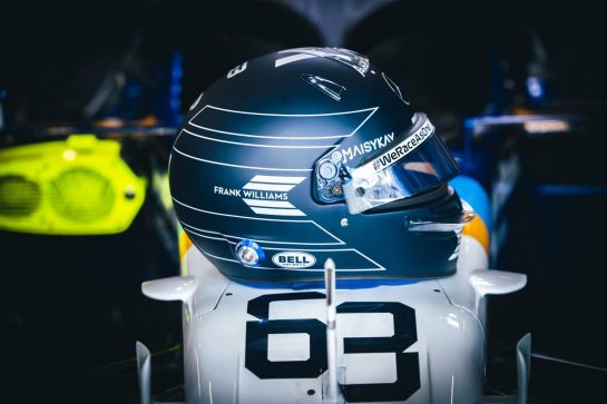 The helmet of George Russell (GBR) Williams Racing.
04.12.2021. Formula 1 World Championship, Rd 21, Saudi Arabian Grand Prix, Jeddah, Saudi Arabia, Qualifying Day.
- www.xpbimages.com, EMail: requests@xpbimages.com © Copyright: Bearne / XPB Images