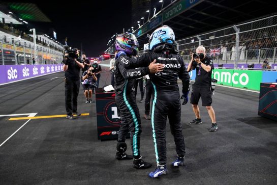 (L to R): Lewis Hamilton (GBR) Mercedes AMG F1 celebrates his pole position in qualifying parc ferme with team mate Valtteri Bottas (FIN) Mercedes AMG F1.
04.12.2021. Formula 1 World Championship, Rd 21, Saudi Arabian Grand Prix, Jeddah, Saudi Arabia, Qualifying Day.
- www.xpbimages.com, EMail: requests@xpbimages.com © Copyright: FIA Pool Image for Editorial Use Only