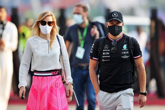 (L to R): Tiffany Cromwell (AUS) Professional Cyclist with her boyfriend Valtteri Bottas (FIN) Mercedes AMG F1.
05.12.2021. Formula 1 World Championship, Rd 21, Saudi Arabian Grand Prix, Jeddah, Saudi Arabia, Race Day.
- www.xpbimages.com, EMail: requests@xpbimages.com © Copyright: Moy / XPB Images