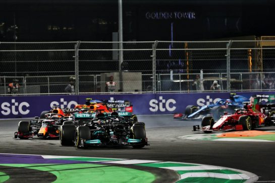 Lewis Hamilton (GBR) Mercedes AMG F1 W12 leads at the start of the race.
05.12.2021. Formula 1 World Championship, Rd 21, Saudi Arabian Grand Prix, Jeddah, Saudi Arabia, Race Day.
- www.xpbimages.com, EMail: requests@xpbimages.com © Copyright: Bearne / XPB Images