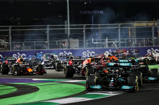 Max Verstappen (NLD) Red Bull Racing RB16B follows Lewis Hamilton (GBR) Mercedes AMG F1 W12 and Valtteri Bottas (FIN) Mercedes AMG F1 W12 at the start of the race.
05.12.2021. Formula 1 World Championship, Rd 21, Saudi Arabian Grand Prix, Jeddah, Saudi Arabia, Race Day.
- www.xpbimages.com, EMail: requests@xpbimages.com © Copyright: Bearne / XPB Images