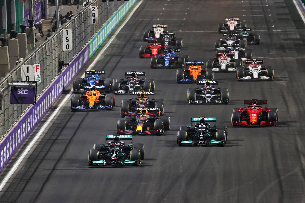 Lewis Hamilton (GBR) Mercedes AMG F1 W12 leads at the start of the race. 05.12.2021. Formula 1 World Championship, Rd 21, Saudi Arabian Grand Prix, Jeddah
