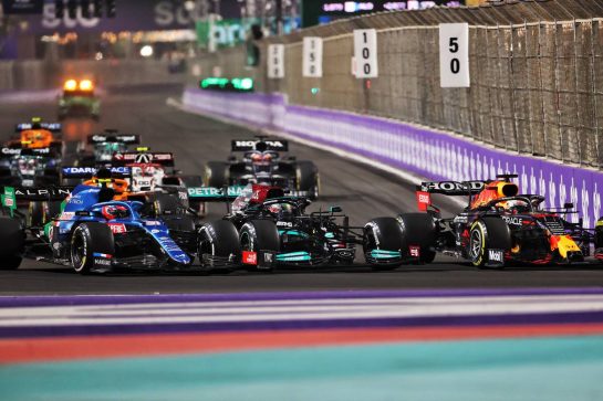 (L to R): Esteban Ocon (FRA) Alpine F1 Team A521; Lewis Hamilton (GBR) Mercedes AMG F1 W12; and Max Verstappen (NLD) Red Bull Racing RB16B battle for the lead at the second race restart.
05.12.2021. Formula 1 World Championship, Rd 21, Saudi Arabian Grand Prix, Jeddah, Saudi Arabia, Race Day.
- www.xpbimages.com, EMail: requests@xpbimages.com © Copyright: Charniaux / XPB Images