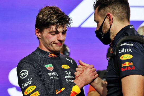 (L to R): Second placed Max Verstappen (NLD) Red Bull Racing with Bradley Scanes (GBR) Red Bull Racing Physio and Performance Coach in parc ferme.
05.12.2021. Formula 1 World Championship, Rd 21, Saudi Arabian Grand Prix, Jeddah, Saudi Arabia, Race Day.
- www.xpbimages.com, EMail: requests@xpbimages.com © Copyright: Moy / XPB Images