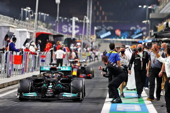 Race winner Valtteri Bottas (FIN) Mercedes AMG F1 W12 celebrates as he passes the team in the pits at the end of the race.
05.12.2021. Formula 1 World Championship, Rd 21, Saudi Arabian Grand Prix, Jeddah, Saudi Arabia, Race Day.
- www.xpbimages.com, EMail: requests@xpbimages.com © Copyright: Moy / XPB Images