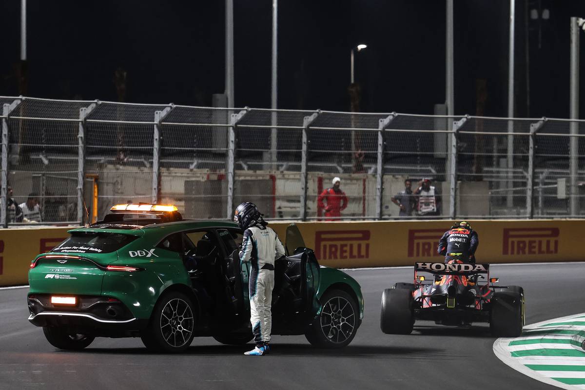 George Russell (GBR), Williams Racing and Sergio Perez (MEX), Red Bull Racing 05.12.2021. Formula 1 World Championship, Rd 21, Saudi Arabian Grand Prix, Jeddah