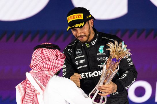 Race winner Lewis Hamilton (GBR) Mercedes AMG F1 celebrates on the podium.
05.12.2021. Formula 1 World Championship, Rd 21, Saudi Arabian Grand Prix, Jeddah, Saudi Arabia, Race Day.
- www.xpbimages.com, EMail: requests@xpbimages.com © Copyright: Bearne / XPB Images