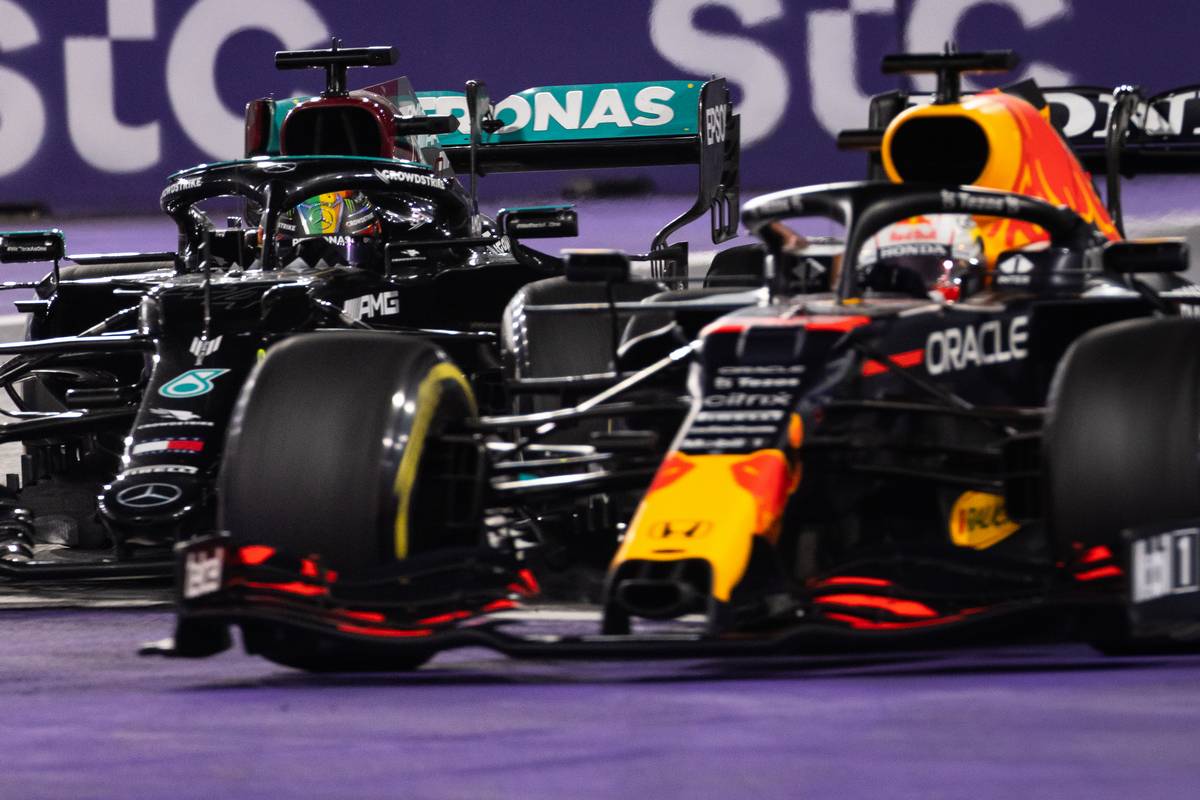 Max Verstappen (NLD) Red Bull Racing RB16B and Lewis Hamilton (GBR) Mercedes AMG F1 W12. 05.12.2021. Formula 1 World Championship, Rd 21, Saudi Arabian Grand Prix, Jeddah