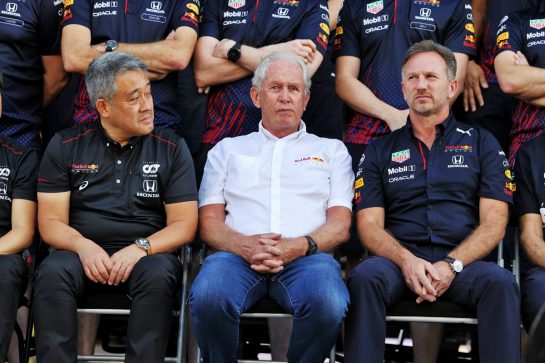 (L to R): Masashi Yamamoto (JPN) Honda Racing F1 Managing Director with Dr Helmut Marko (AUT) Red Bull Motorsport Consultant and Christian Horner (GBR) Red Bull Racing Team Principal at a team photograph.
09.12.2021. Formula 1 World Championship, Rd 22, Abu Dhabi Grand Prix, Yas Marina Circuit, Abu Dhabi, Preparation Day.
- www.xpbimages.com, EMail: requests@xpbimages.com © Copyright: Moy / XPB Images