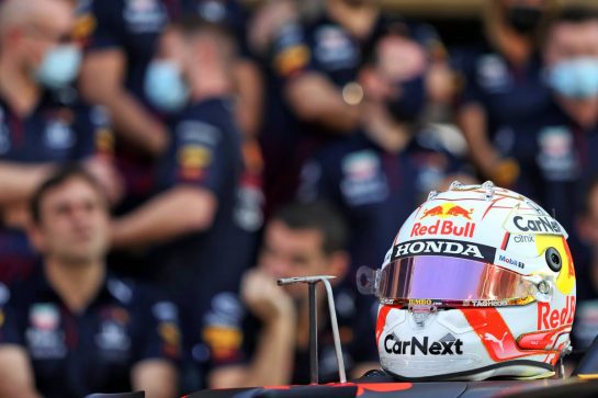 The helmet of Max Verstappen (NLD) Red Bull Racing at a team photograph.
09.12.2021. Formula 1 World Championship, Rd 22, Abu Dhabi Grand Prix, Yas Marina Circuit, Abu Dhabi, Preparation Day.
- www.xpbimages.com, EMail: requests@xpbimages.com © Copyright: Moy / XPB Images