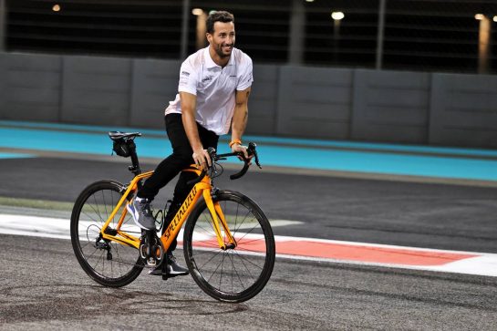 Daniel Ricciardo (AUS) McLaren rides the circuit.
09.12.2021. Formula 1 World Championship, Rd 22, Abu Dhabi Grand Prix, Yas Marina Circuit, Abu Dhabi, Preparation Day.
- www.xpbimages.com, EMail: requests@xpbimages.com © Copyright: Moy / XPB Images