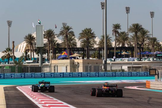 Fernando Alonso (ESP), Alpine F1 Team and Max Verstappen (NLD), Red Bull Racing 
10.12.2021. Formula 1 World Championship, Rd 22, Abu Dhabi Grand Prix, Yas Marina Circuit, Abu Dhabi, Practice Day.
- www.xpbimages.com, EMail: requests@xpbimages.com © Copyright: Charniaux / XPB Images