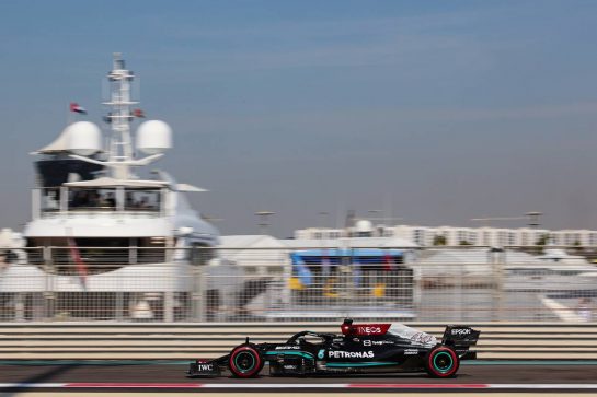 Lewis Hamilton (GBR), Mercedes AMG F1  
10.12.2021. Formula 1 World Championship, Rd 22, Abu Dhabi Grand Prix, Yas Marina Circuit, Abu Dhabi, Practice Day.
- www.xpbimages.com, EMail: requests@xpbimages.com © Copyright: Charniaux / XPB Images