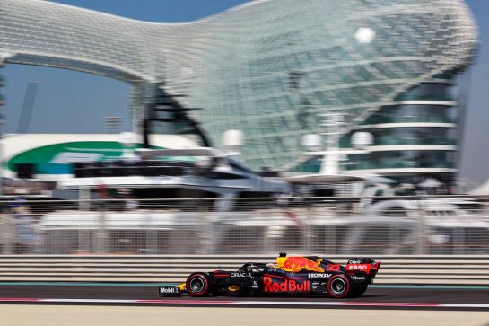 Max Verstappen (NLD), Red Bull Racing 10.12.2021. Formula 1 World Championship, Rd 22, Abu Dhabi Grand Prix, Yas Marina Circuit, Abu Dhabi, Practice Day.- www.xpbimages.com, EMail: requests@xpbimages.com © Copyright: Charniaux / XPB Images