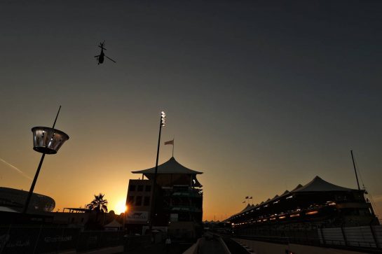 Circuit atmosphere - sunset.
10.12.2021. Formula 1 World Championship, Rd 22, Abu Dhabi Grand Prix, Yas Marina Circuit, Abu Dhabi, Practice Day.
- www.xpbimages.com, EMail: requests@xpbimages.com © Copyright: Moy / XPB Images