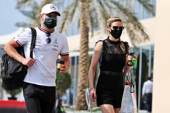 (L to R): Valtteri Bottas (FIN) Mercedes AMG F1 with his girlfriend Tiffany Cromwell (AUS) Professional Cyclist.
11.12.2021. Formula 1 World Championship, Rd 22, Abu Dhabi Grand Prix, Yas Marina Circuit, Abu Dhabi, Qualifying Day.
- www.xpbimages.com, EMail: requests@xpbimages.com © Copyright: Moy / XPB Images