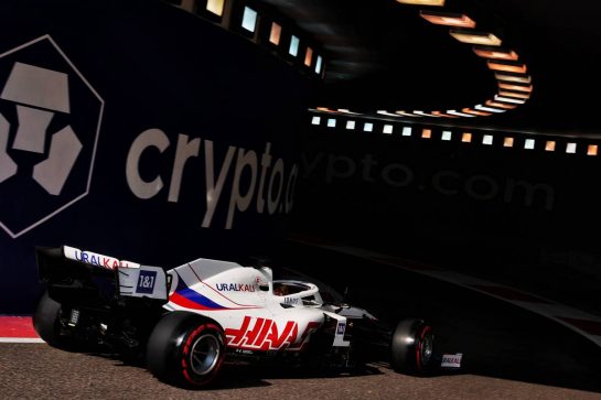 Nikita Mazepin (RUS) Haas F1 Team VF-21.
11.12.2021. Formula 1 World Championship, Rd 22, Abu Dhabi Grand Prix, Yas Marina Circuit, Abu Dhabi, Qualifying Day.
- www.xpbimages.com, EMail: requests@xpbimages.com © Copyright: Batchelor / XPB Images