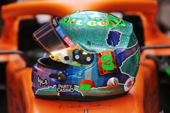 The helmet of Daniel Ricciardo (AUS) McLaren MCL35M.
11.12.2021. Formula 1 World Championship, Rd 22, Abu Dhabi Grand Prix, Yas Marina Circuit, Abu Dhabi, Qualifying Day.
- www.xpbimages.com, EMail: requests@xpbimages.com © Copyright: XPB Images