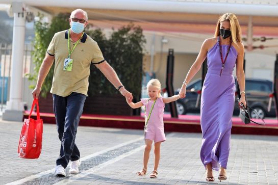 Minttu Raikkonen (FIN) with daughter Rianna and her father Kimmo Virtanen (FIN).
Abu Dhabi Grand Prix, Saturday 11th December 2021. Yas Marina Circuit, Abu Dhabi, UAE.
11.12.2021. Formula 1 World Championship, Rd 22, Abu Dhabi Grand Prix, Yas Marina Circuit, Abu Dhabi, Qualifying Day.
- www.xpbimages.com, EMail: requests@xpbimages.com © Copyright: Moy / XPB Images