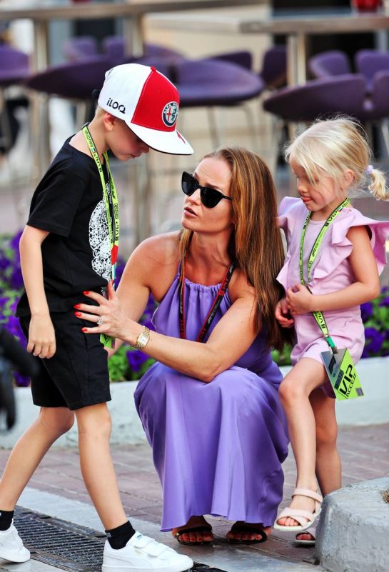 Minttu Raikkonen (FIN) with son Robin and daughter Rianna.
11.12.2021. Formula 1 World Championship, Rd 22, Abu Dhabi Grand Prix, Yas Marina Circuit, Abu Dhabi, Qualifying Day.
- www.xpbimages.com, EMail: requests@xpbimages.com © Copyright: Batchelor / XPB Images