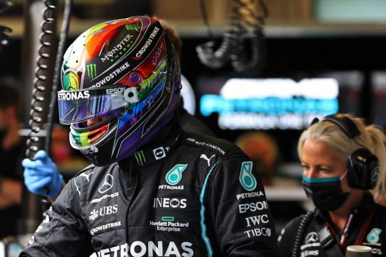 Lewis Hamilton (GBR) Mercedes AMG F1.
11.12.2021. Formula 1 World Championship, Rd 22, Abu Dhabi Grand Prix, Yas Marina Circuit, Abu Dhabi, Qualifying Day.
- www.xpbimages.com, EMail: requests@xpbimages.com © Copyright: Batchelor / XPB Images