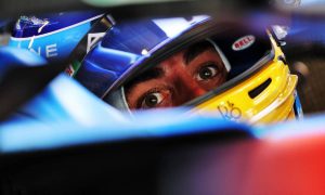 Alonso fumes over lack of traffic 'yellow and red cards'