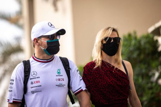 (L to R): Valtteri Bottas (FIN) Mercedes AMG F1 with his girlfriend Tiffany Cromwell (AUS) Professional Cyclist.
12.12.2021. Formula 1 World Championship, Rd 22, Abu Dhabi Grand Prix, Yas Marina Circuit, Abu Dhabi, Race Day.
- www.xpbimages.com, EMail: requests@xpbimages.com © Copyright: Bearne / XPB Images