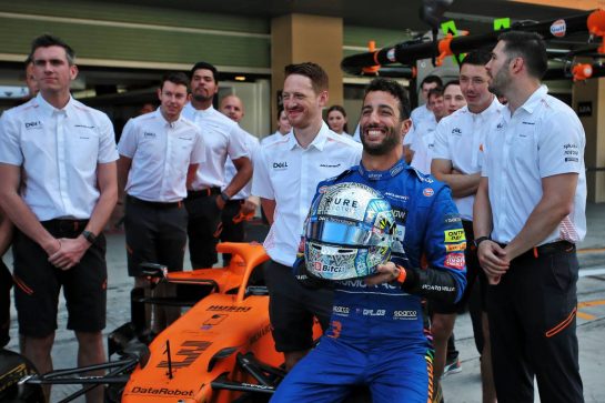 Daniel Ricciardo (AUS) McLaren at a team photograph.
12.12.2021. Formula 1 World Championship, Rd 22, Abu Dhabi Grand Prix, Yas Marina Circuit, Abu Dhabi, Race Day.
- www.xpbimages.com, EMail: requests@xpbimages.com © Copyright: XPB Images