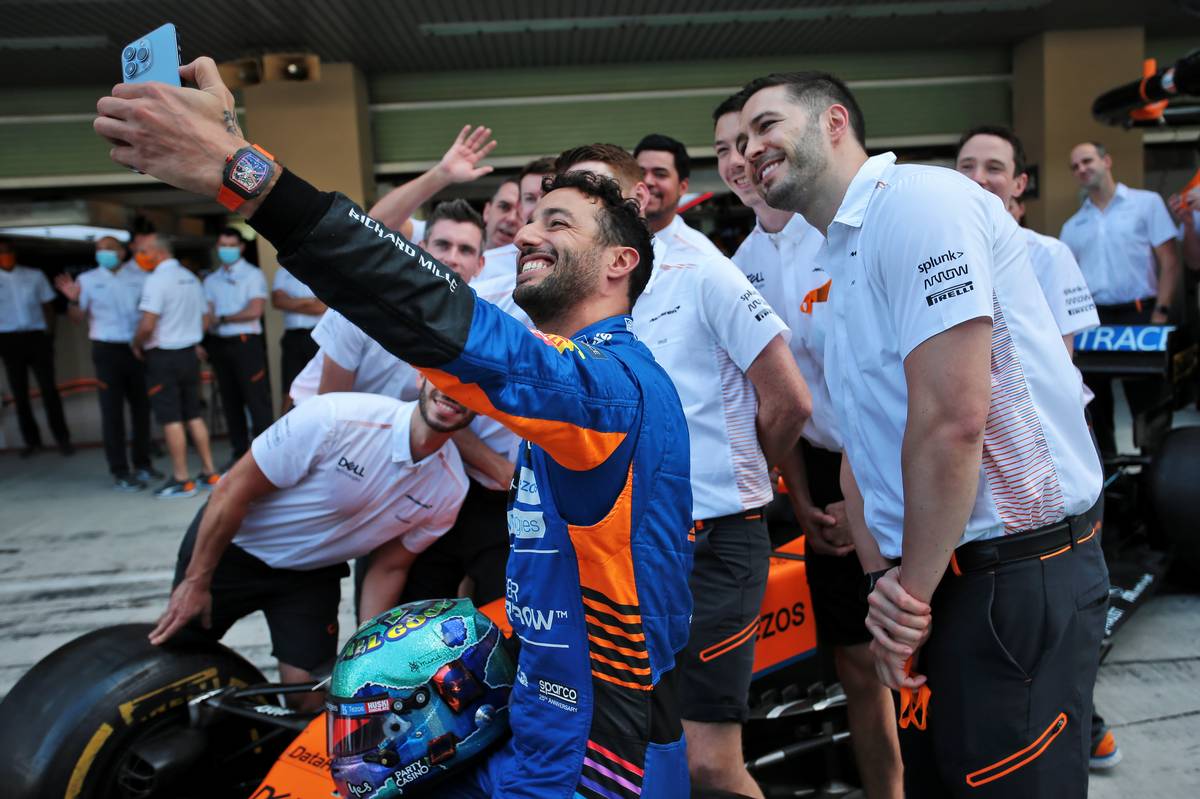 Daniel Ricciardo (AUS) McLaren at a team photograph. 12.12.2021. Formula 1 World Championship, Rd 22, Abu Dhabi Grand Prix, Yas Marina