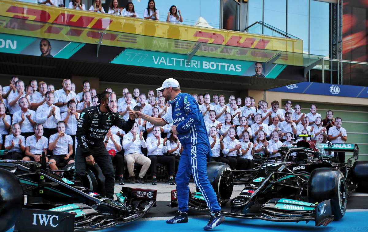 Lewis Hamilton (GBR) Mercedes AMG F1 and Valtteri Bottas (FIN) Mercedes AMG F1 at a team photograph. 12.12.2021. Formula 1 World Championship, Rd 22, Abu Dhabi Grand Prix, Yas Marina