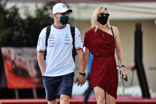 (L to R): Valtteri Bottas (FIN) Mercedes AMG F1 with his girlfriend Tiffany Cromwell (AUS) Professional Cyclist.
12.12.2021. Formula 1 World Championship, Rd 22, Abu Dhabi Grand Prix, Yas Marina Circuit, Abu Dhabi, Race Day.
- www.xpbimages.com, EMail: requests@xpbimages.com © Copyright: Batchelor / XPB Images