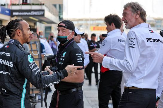 (L to R): Lewis Hamilton (GBR) Mercedes AMG F1 with Jim Ratcliffe (GBR) Chief Executive Officer of Ineos / Mercedes AMG F1 Shareholder at a team photograph.
12.12.2021. Formula 1 World Championship, Rd 22, Abu Dhabi Grand Prix, Yas Marina Circuit, Abu Dhabi, Race Day.
- www.xpbimages.com, EMail: requests@xpbimages.com © Copyright: Batchelor / XPB Images