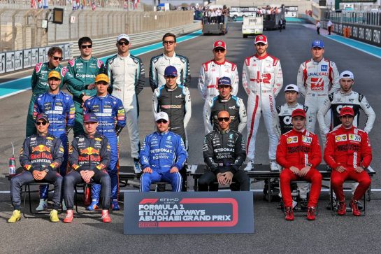 Drivers' end of season photograph.
12.12.2021. Formula 1 World Championship, Rd 22, Abu Dhabi Grand Prix, Yas Marina Circuit, Abu Dhabi, Race Day.
- www.xpbimages.com, EMail: requests@xpbimages.com © Copyright: Batchelor / XPB Images