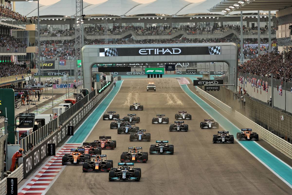 Lewis Hamilton (GBR) Mercedes AMG F1 W12 leads at the start of the race. 12.12.2021. Formula 1 World Championship, Rd 22, Abu Dhabi Grand Prix, Yas Marina