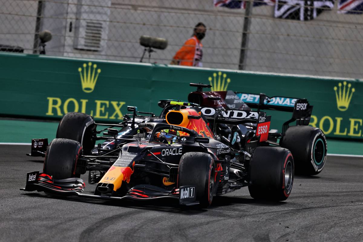 Sergio Perez (MEX) Red Bull Racing RB16B leads Lewis Hamilton (GBR) Mercedes AMG F1 W12. 12.12.2021. Formula 1 World Championship, Rd 22, Abu Dhabi Grand Prix, Yas Marina
