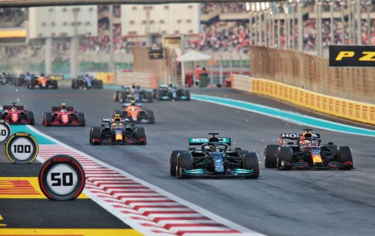 Lewis Hamilton (GBR) Mercedes AMG F1 W12 and Max Verstappen (NLD) Red Bull Racing RB16B battle for the lead at the start of the race.
12.12.2021. Formula 1 World Championship, Rd 22, Abu Dhabi Grand Prix, Yas Marina Circuit, Abu Dhabi, Race Day.
- www.xpbimages.com, EMail: requests@xpbimages.com © Copyright: XPB Images