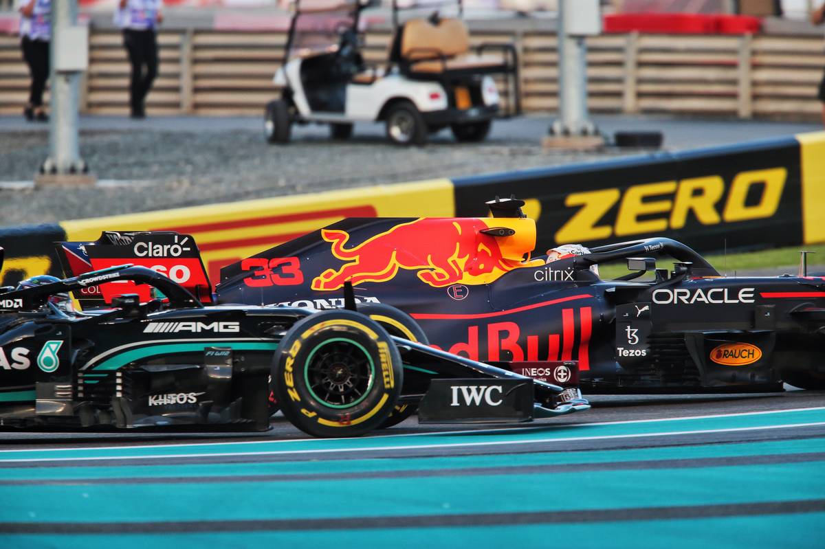 Lewis Hamilton (GBR) Mercedes AMG F1 W12 and Max Verstappen (NLD) Red Bull Racing RB16B battle for the lead at the start of the race. 12.12.2021. Formula 1 World Championship, Rd 22, Abu Dhabi Grand Prix, Yas Marina