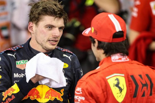 Max Verstappen (NLD), Red Bull Racing and Carlos Sainz Jr (ESP), Scuderia Ferrari 
12.12.2021. Formula 1 World Championship, Rd 22, Abu Dhabi Grand Prix, Yas Marina Circuit, Abu Dhabi, Race Day.
- www.xpbimages.com, EMail: requests@xpbimages.com © Copyright: Charniaux / XPB Images