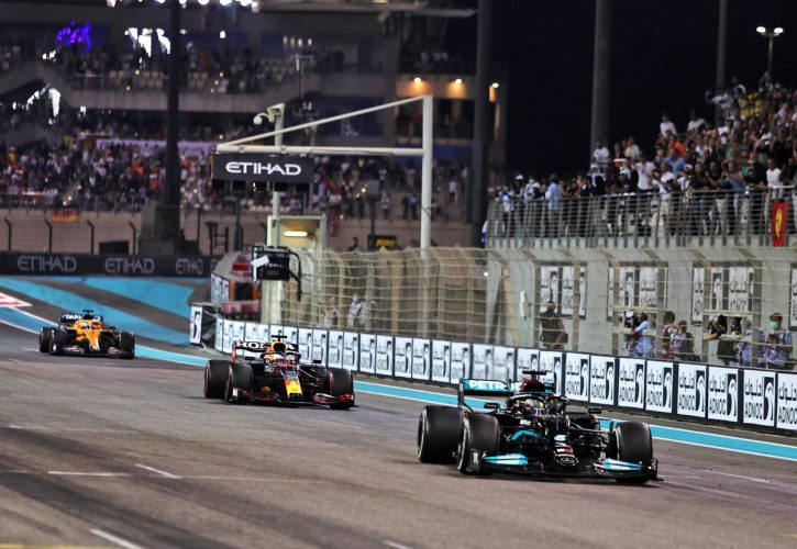 Lewis Hamilton (GBR) Mercedes AMG F1 W12 leads Max Verstappen (NLD) Red Bull Racing RB16B on the final lap of the race. 12.12.2021. Formula 1 World Championship, Rd 22, Abu Dhabi Grand Prix, Yas Marina