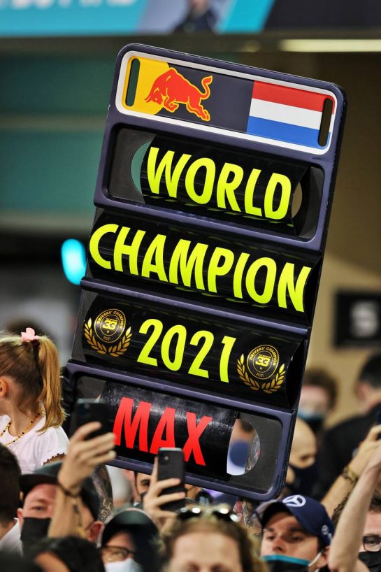 Red Bull Racing celebrates Max Verstappen (NLD) Red Bull Racing RB16B winning the race and the World Championship.
12.12.2021. Formula 1 World Championship, Rd 22, Abu Dhabi Grand Prix, Yas Marina Circuit, Abu Dhabi, Race Day.
- www.xpbimages.com, EMail: requests@xpbimages.com © Copyright: Moy / XPB Images