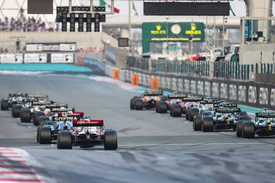 Start of the race12.12.2021. Formula 1 World Championship, Rd 22, Abu Dhabi Grand Prix, Yas Marina Circuit, Abu Dhabi, Race Day.- www.xpbimages.com, EMail: requests@xpbimages.com © Copyright: Charniaux / XPB Images